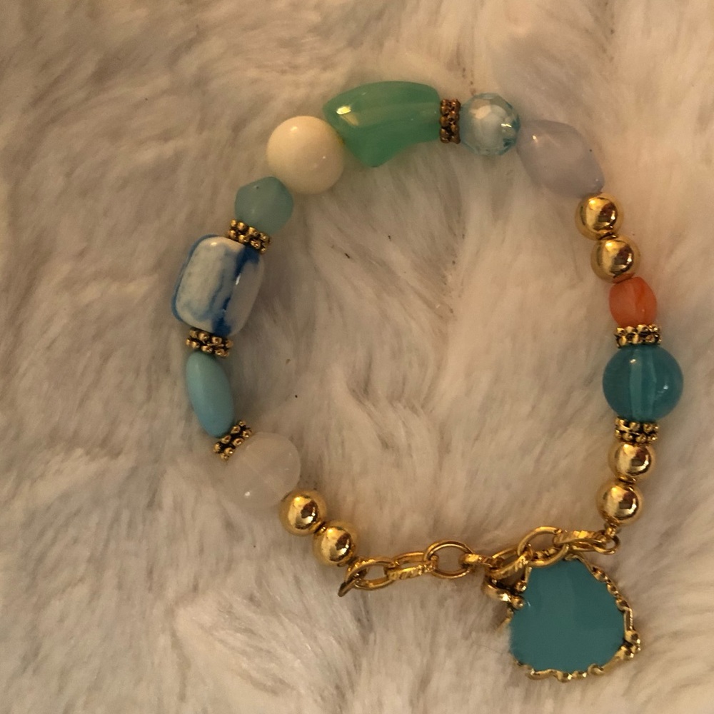 Kohl’s Multi Colored Beads & Gold tone Bracelet with Dangling Heart NWOT